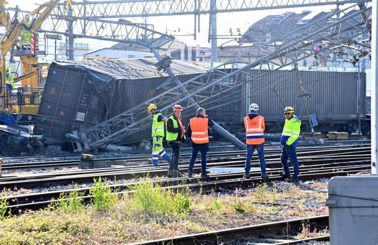 Kisiklott egy tehervonat Olaszországban, felfüggesztették a vasúti közlekedést