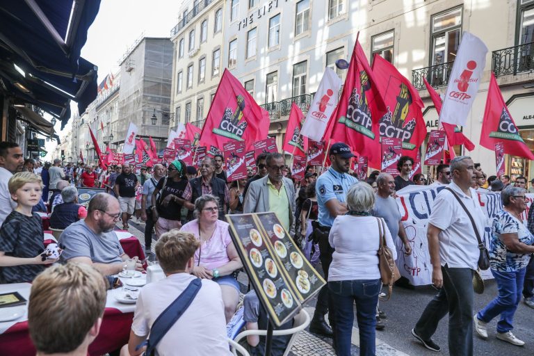 Ezrek vonultak utcára Portugáliában a lakhatási válság miatt