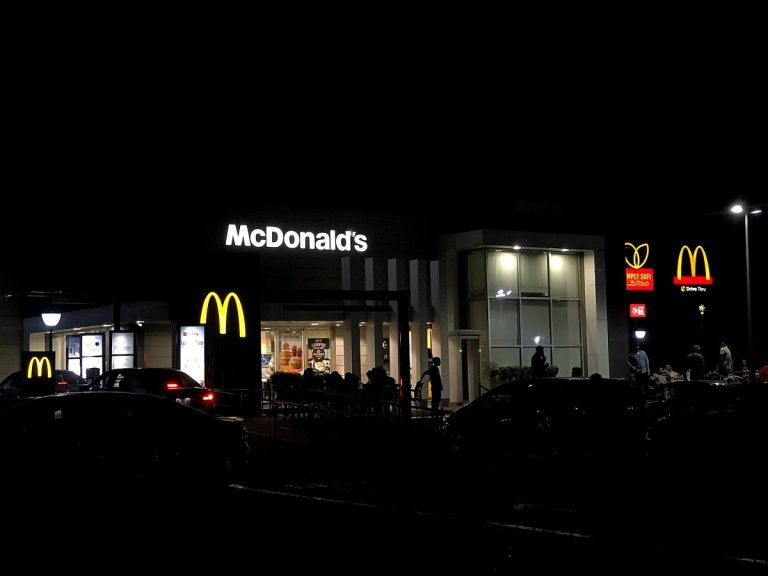 Sok más cég után a McDonald’s is nagy elbocsátási hullámra készül