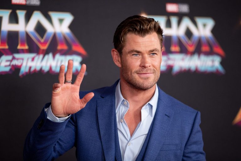 Chris Hemsworth új filmjében minigunnal lő ki egy helikoptert egy vonatról