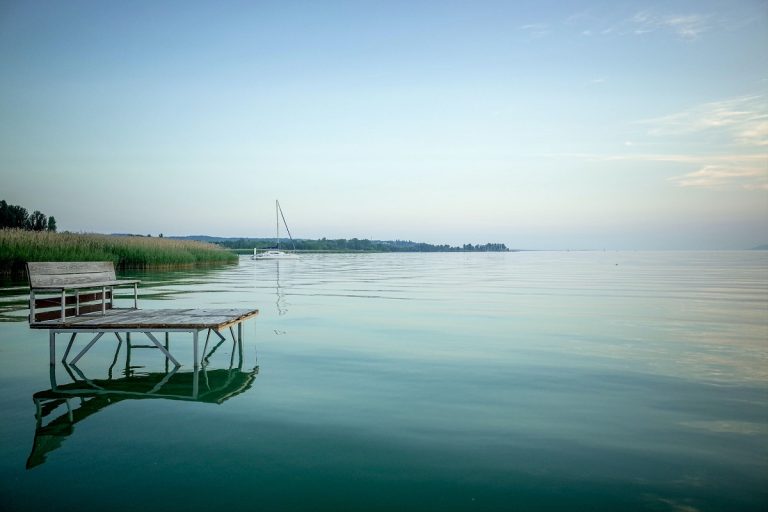 Csökkent a Balaton vízállása, a víz közel 7 fokos