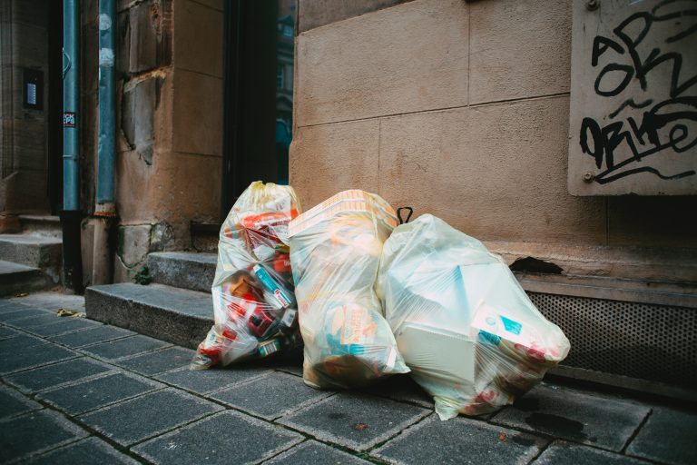 Szemeteszsákban találtak rá egy halott 5 éves kislányra Franciaországban