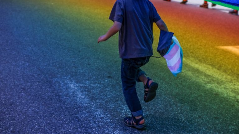 Ingyen osztogatnak mell-leszorító segédeszközöket gyerekeknek transznemű aktivisták