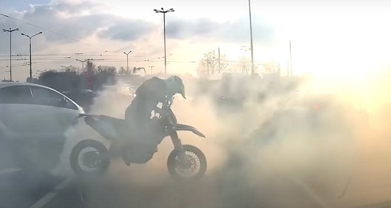 Bevágott egy autós elé, majd gumit égetett egy motoros (videó)