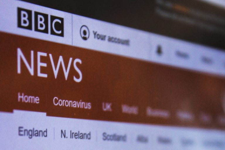 Egy meggondolatlan szívesség miatt távozik a BBC elnöke