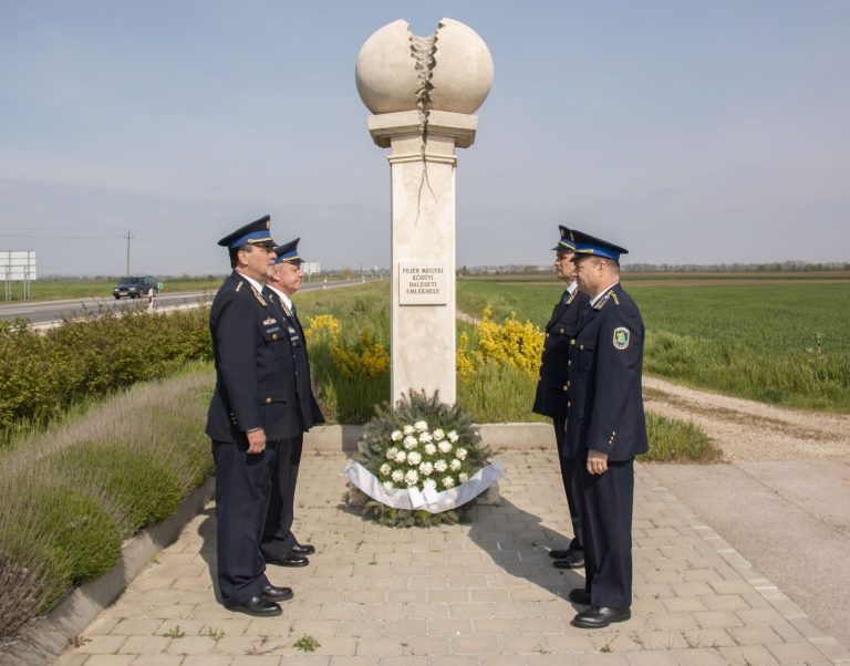 Koszorúzással emlékeztek meg a Fejér vármegyében közúti balesetekben elhunytakról