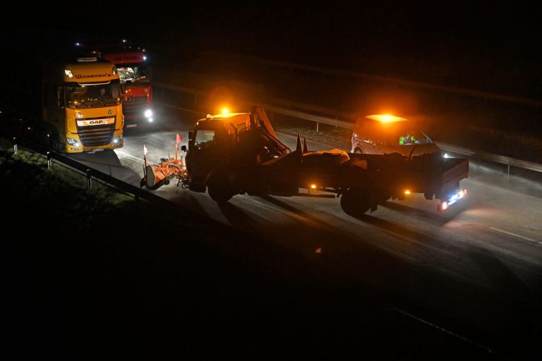 Balesetveszélyes kátyúk miatt csak egy sávon haladhat a forgalom az M1-esen