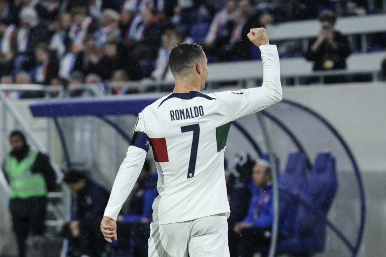 Ilyen luxusban él a tökéletes testű Cristiano Ronaldo Szaúd-Arábiában