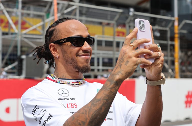 Lewis Hamilton rikítóan stílusos szettben kosarazott a Miami Nagydíj előtt (videó)