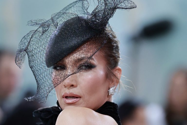 Csak egy leheletnyi anyag takarta a szuper-dögös Jennifer Lopez kebleit a Met-gálán