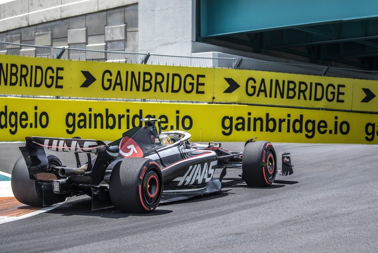 Belsőkamerás nézetből Hülkenberg falnak csapódás a Miami Nagydíjról (videó)