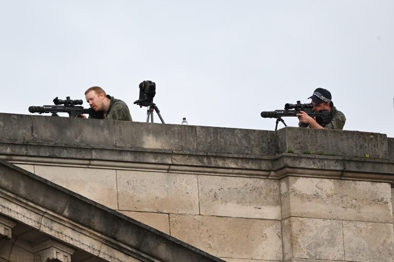 Mesterlövészeket küldött a rendőrség a tetőkre III. Károly koronázásának napján