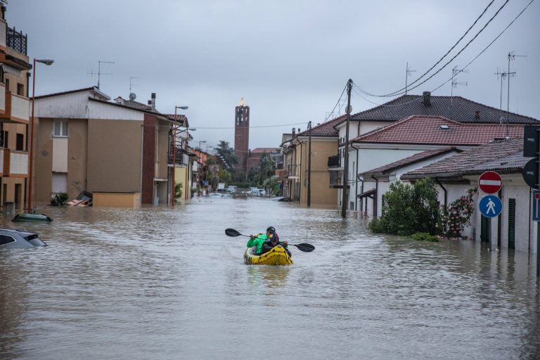 Többen életüket vesztették az olaszországi áradásokban, kritikus a helyzet