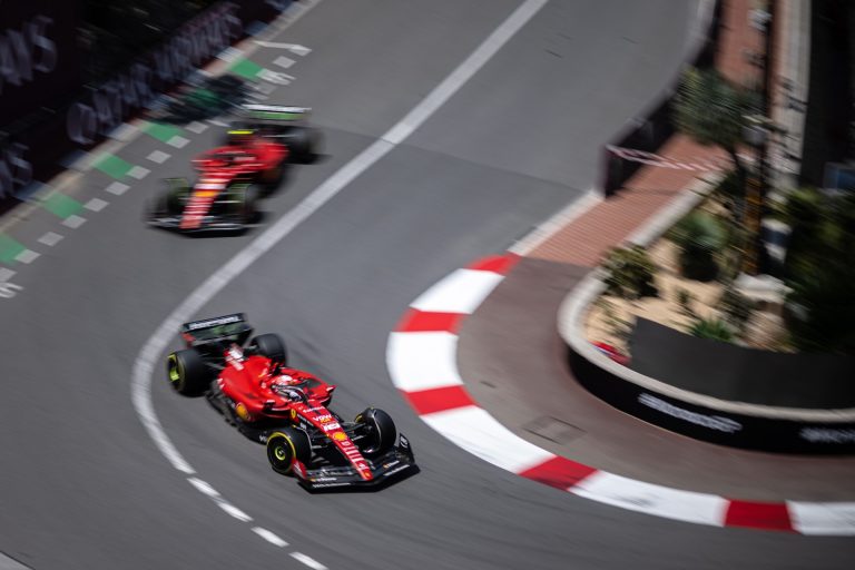 Sainz kissé túltolta a Ferrarival Monacóban, mégis megúszta (videó)