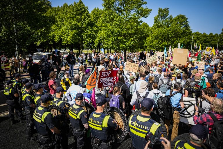 Több mint 1500 klímaaktivistát tartóztattak le egy hollandiai tüntetésen