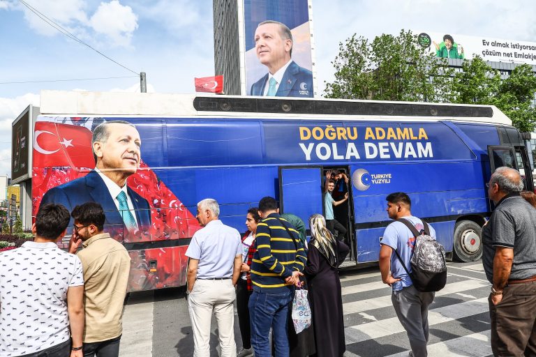 Törökországban él a világon a legtöbb menekült, Erdogan közel lehet a győzelemhez