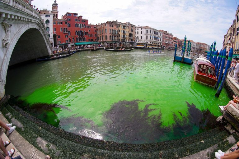 Fluoreszkáló zöld folyadék jelent meg Velencében, a hatóságok vizsgálódnak