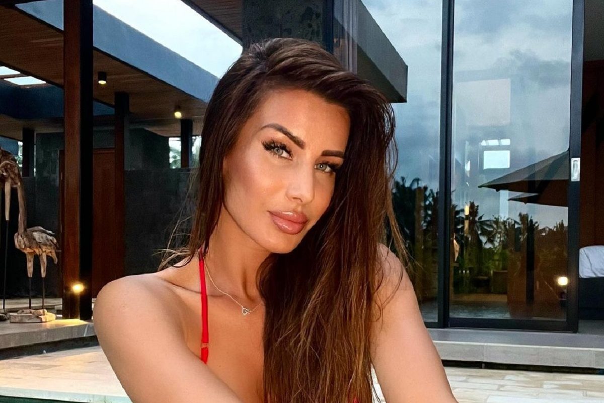 Kocsis Alexandra Teste Gyakorlatilag T k letes Bikiniben Fot zt k 