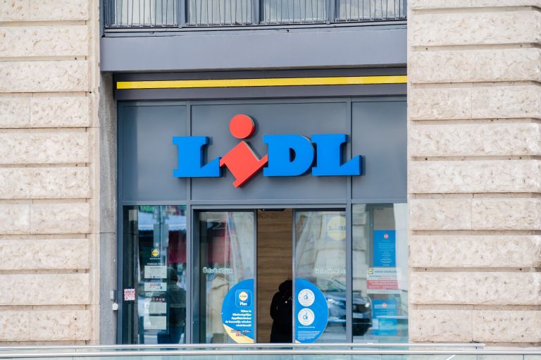 Folytatódik az árzuhanás a Lidl üzleteiben, több termék árát tartósan csökkentették