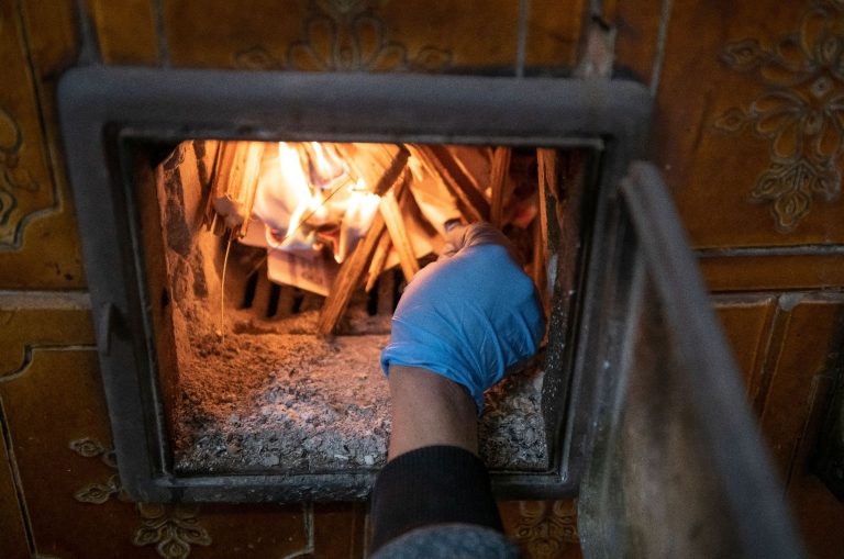 Nem tartotta karban a kályhát, a visszaáramló füst miatt meghalt a felesége