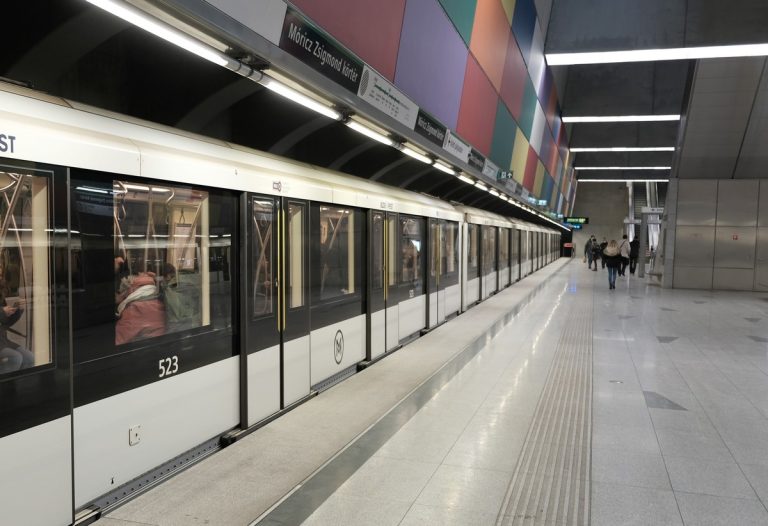 Hét metrókocsi rekedt az alagútban, ezért állt le a 4-es metró