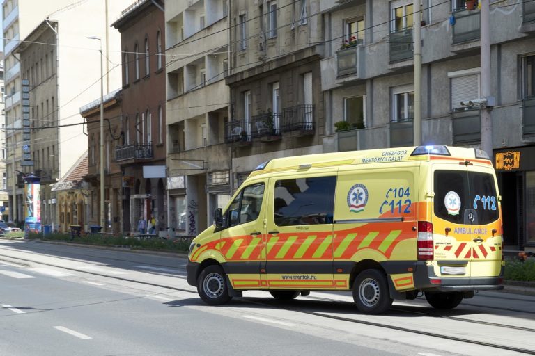 Észrevette a mentőt, de esze ágában nem volt elengedni