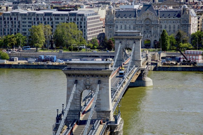 Három hónappal korábban visszakapják a gyalogosok a Lánchíd járdáit