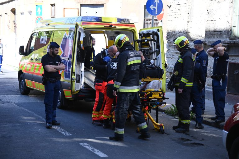 Robbanás történt Budapest VIII. kerületében egy lakásban, egy embert kiemeltek