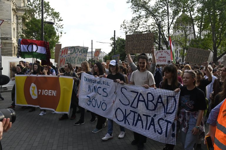 Vascsavarral is dobálták a magyar rendőröket a tüntetők  Budapesten