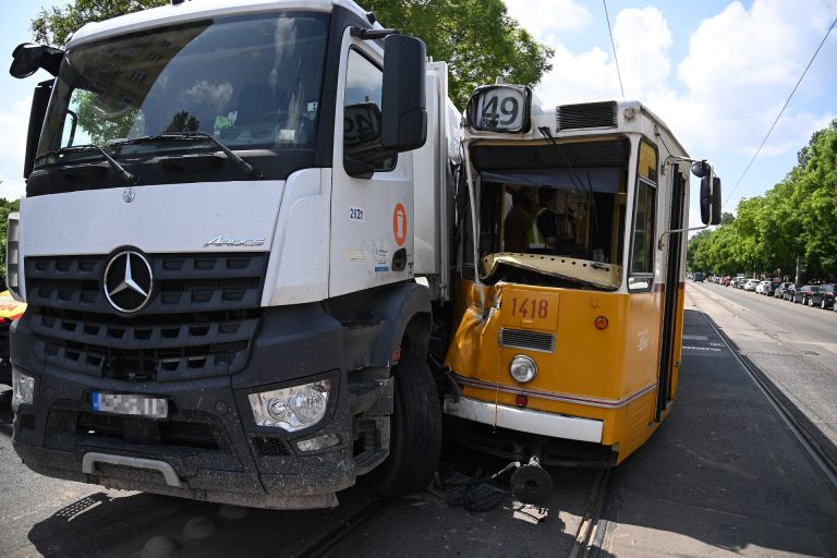 Helyszíni fotókon egy szemétszállító és egy budapesti villamos csúnya találkozása