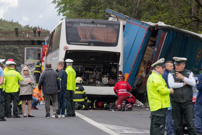 Hazahozták a szlovákiai buszbaleset összes sérültjét