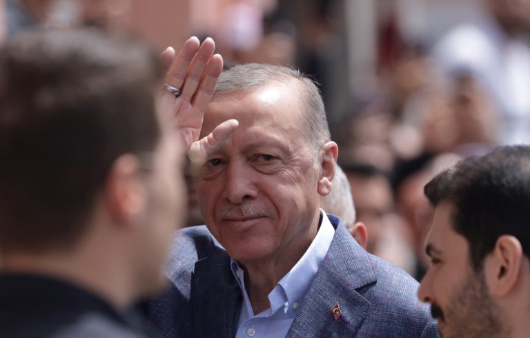 Erdogan vezet a török elnök- és parlamenti választáson
