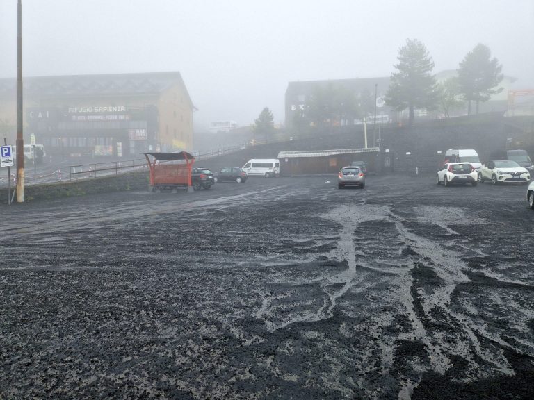 Leállt a légiközlekedés Cataniában az Etna kitörése miatt