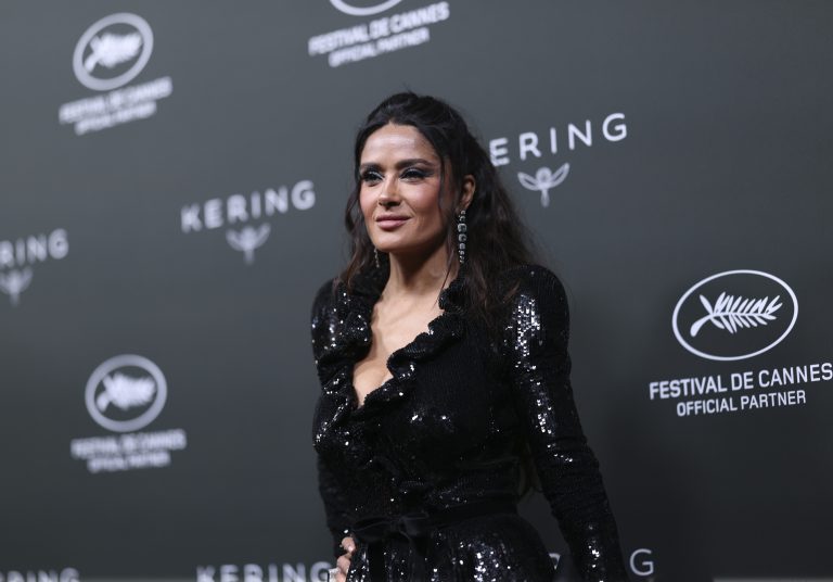 Nem találjuk a szavakat Salma Hayek szexi fotói láttán, Balenciaga-ban jelent meg