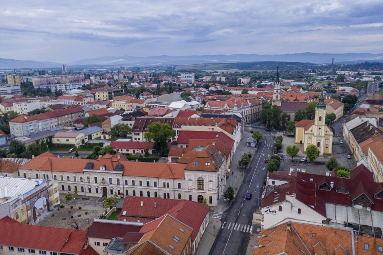Idős asszony és fia verekedett össze a polgármesterrel és a rendőrökkel Szlovákiában