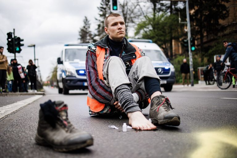 Autósok rugdosták a berlini autópályán tüntető aktivistákat