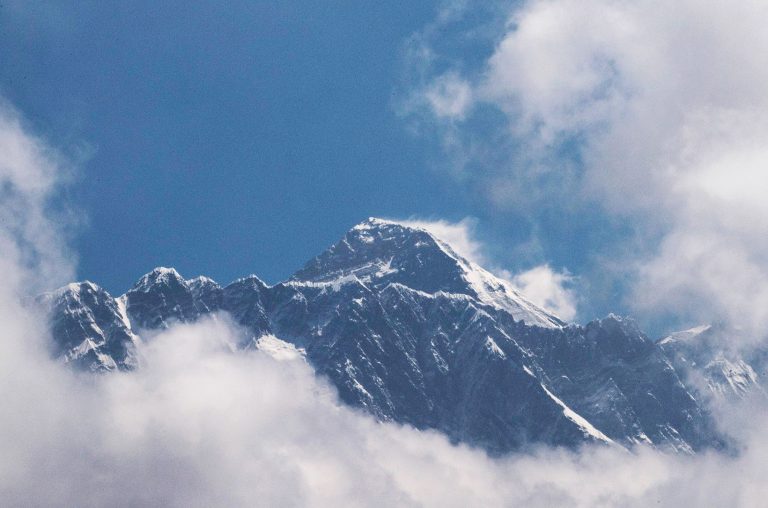 Órákon belül elő kellene kerülnie az Everest meghódítására indult Suhajda Szilárdnak