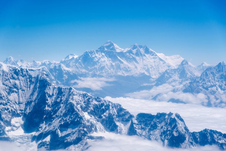 Kiderült, mennyibe kerül lehozni egy holttestet a Mount Everestről