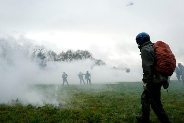 Bűncselekménynek minősül, ha a tüntetők füstgránátot hajítanak a rendőrök felé