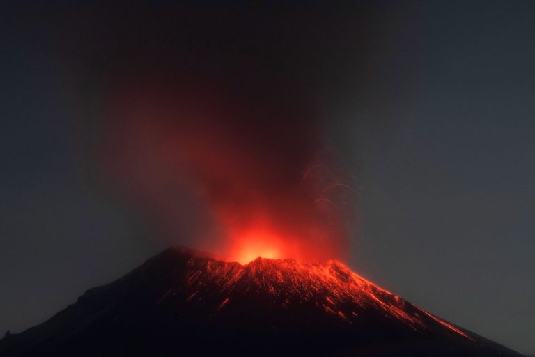 Mexikóban emberek millióit evakuálhatják a Popocatépetl vulkán kitörése miatt