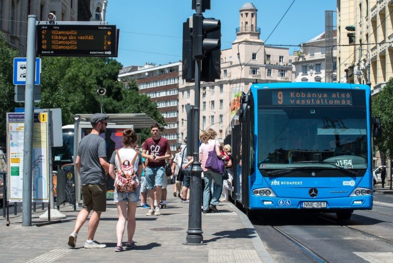 Újabb fővárosi buszokon vezetik be az első ajtós felszállást