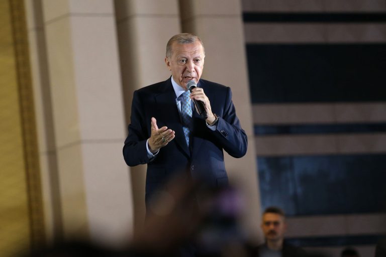 Erdogan választási győzelme után rekordalacsony szintre süllyedt a török líra