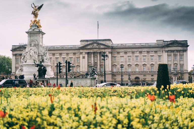 Lőszereket dobált egy férfi a Buckingham-palota kertjébe