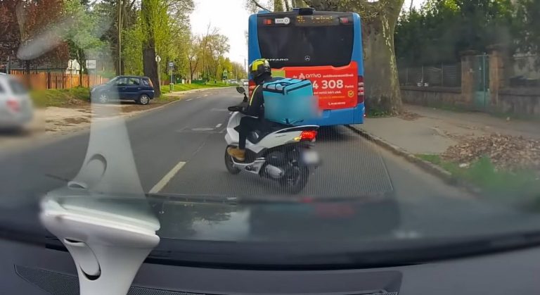 Kész csoda, hogy ép bőrrel megúszta a budapesti robogós futár ezt az őrült manővert