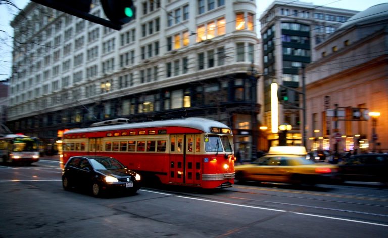 Nem egyszerű az élet San Franciscóban a robottaxik mellett, sokan utálják őket