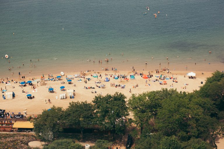 Lövések dördültek el egy chicagói strandnyitó esemény után, tinik csaptak össze