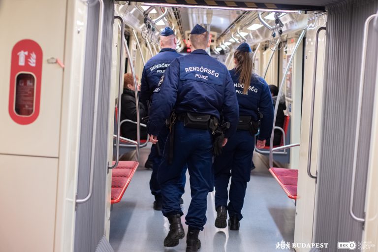 Megjelentek a 2-es metrón az egyenruhások, el is fogtak egy körözött bűnözőt