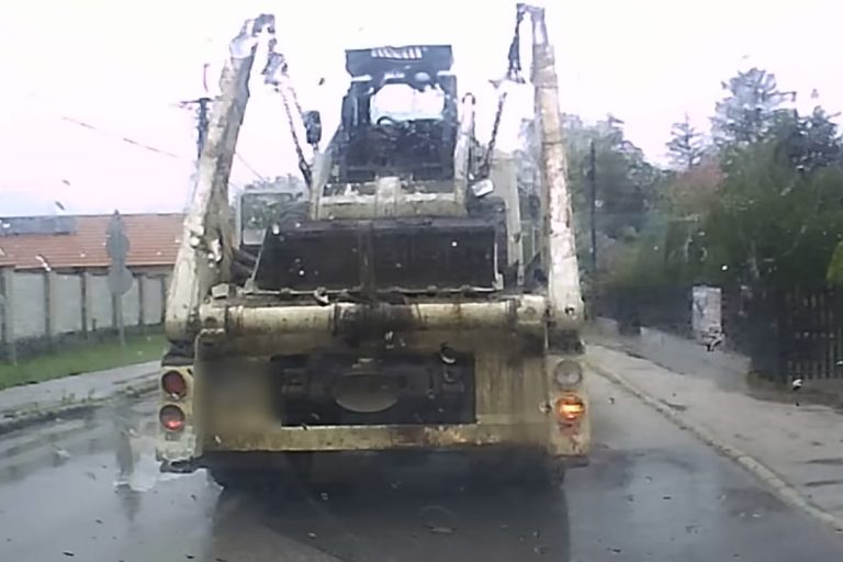 Őrjöngött egy sort egy teherautó sofőrje, amiért túl lassan haladtak előtte (videó)