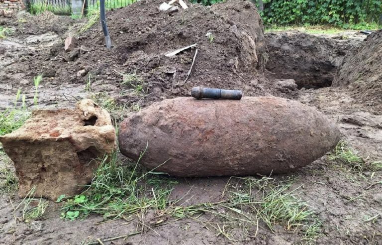 Egészen közelről egy 100 kilogrammos szovjet légibomba Csepelről