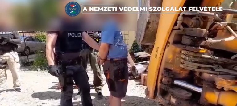 Szabályos levágással fenyegettek meg egy mohácsi rendőrt (videó)